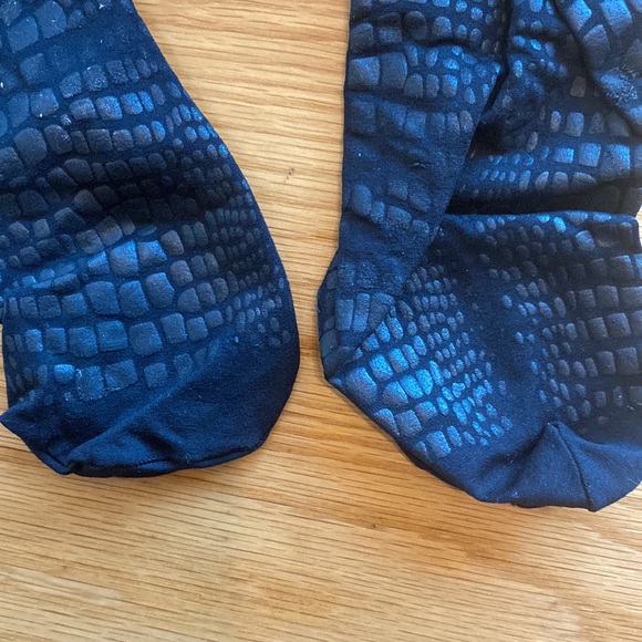 REPTILE PRINT BLACK ON BLACK TIGHTS - Picture 4 of 6